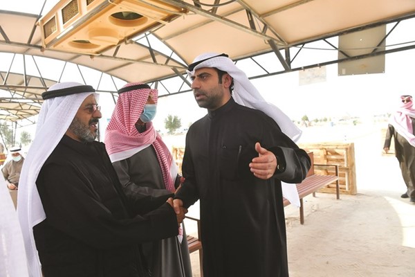 وزير الإعلام د. حمد روح الدين ود.ناصر الصانع خلالمشاركتهما في تشييع الراحل