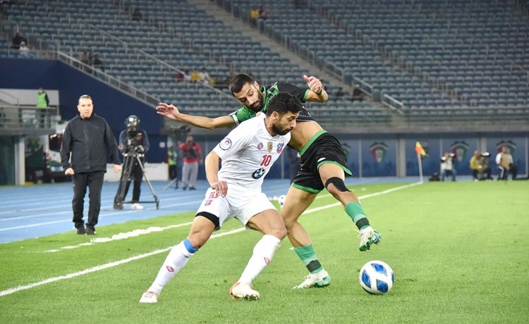 لاعب الكويت طلال الفاضل في صراع على الكرة مع مهاجم العربي علي خلف