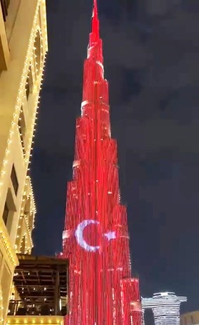 برج خليفة في دبي مضاء بلون العلم التركي ترحيبا بزيارة الرئيس أردوغان