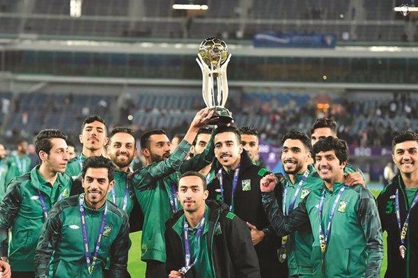 لاعبو العربي خلال الاحتفال بكأس السوبر