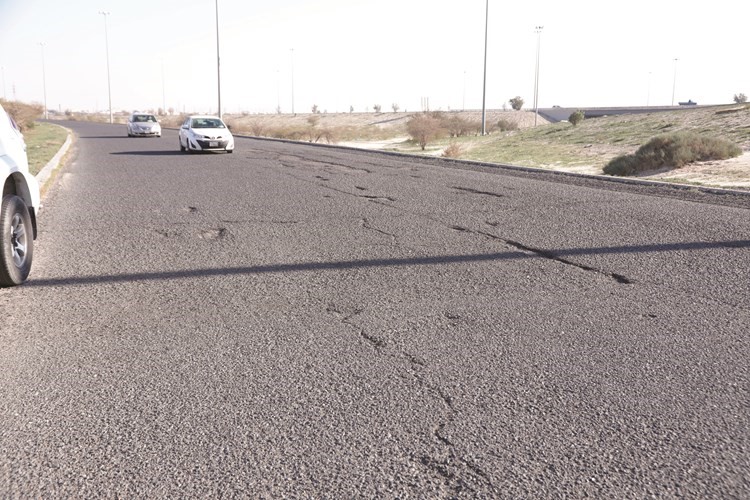 تلف واضح في طبقة الأسفلت في عدد من طرق الجهراء