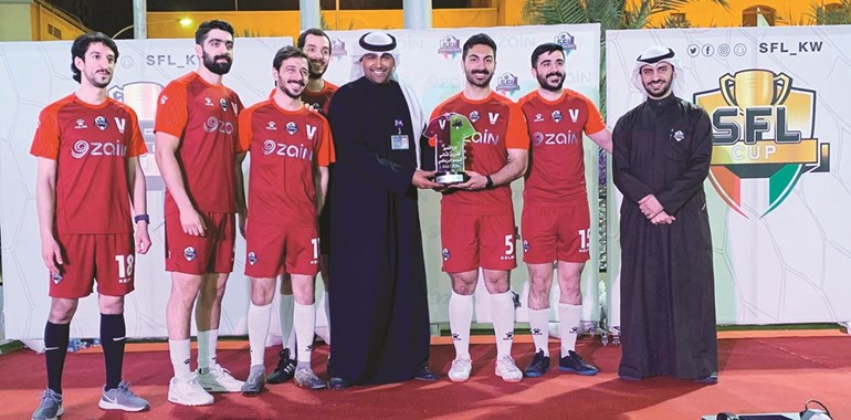 مسؤولو زين خلال تتويج الفائزين