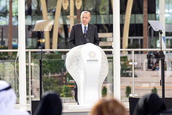 الرئيس التركي رجب طيب أردوغان متحدثا في معرض «إكسبو 2020 دبي» خلال زيارته لدولة الإمارات (الأناضول)