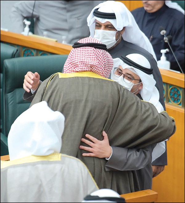 الشيخ د. أحمد ناصر المحمد يتلقى تهنئة سمو رئيس الوزراء بعد نيله الثقة (قاسم باشا)