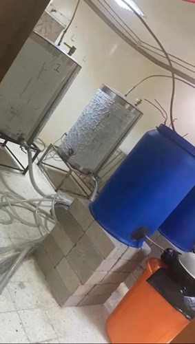 أجهزة تقطير وجدت داخل الوكر