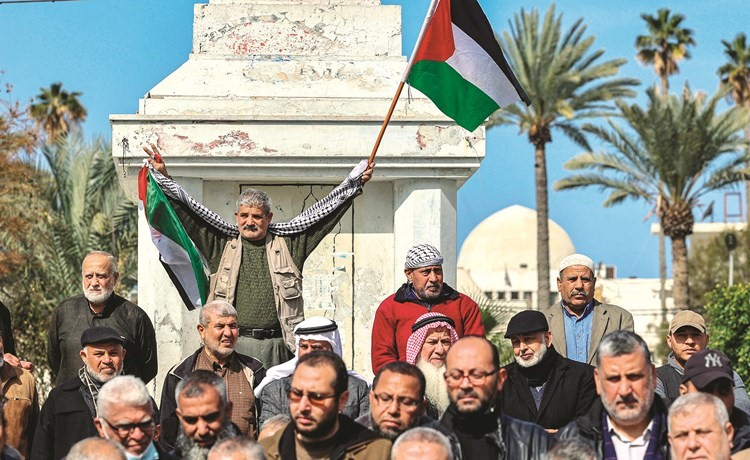 فلسطينيون يتظاهرون بأحد ميادين غزة احتجاجا على هجمات المستوطنين ضد العائلات المقدسية في حي الشيخ جراح	(أ.ف.پ)