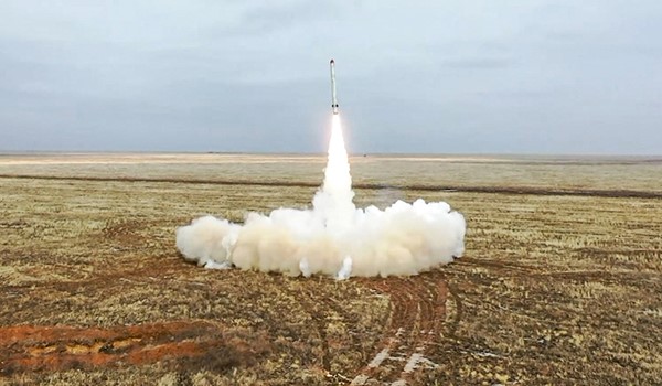الصاروخ الروسي «اسكندر-كيه» منطلقاً خلال مناورات «الردع الاستراتيجي» امس (ا.ف.پ)
