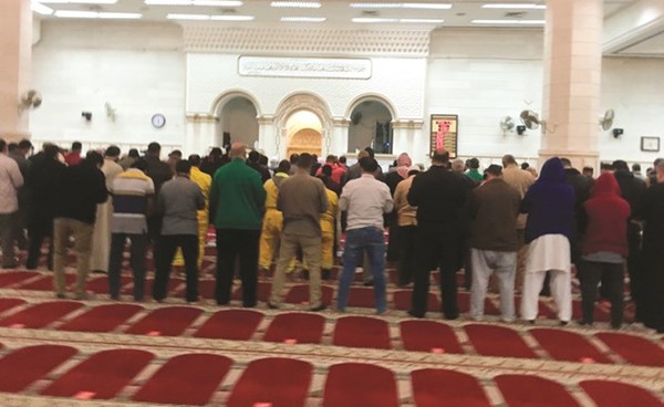 عودة رص صفوف المصلين في مساجد البلاد	(متين غوزال)