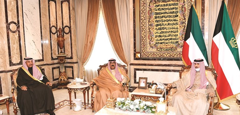 صاحب السمو الأمير الشيخ نواف الأحمد خلال استقباله سمو ولي العهد الشيخ مشعل الأحمد وسمو الشيخ صباح الخالد