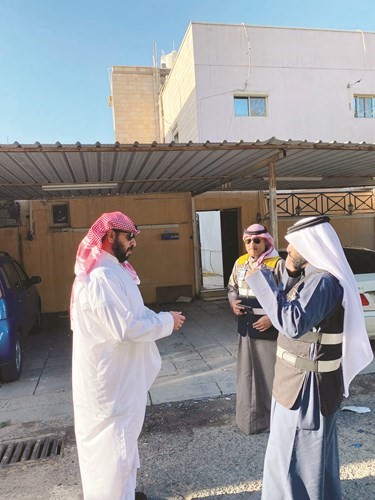 الشيخ طلال الخالد خلال الجولة الميدانية في منطقة القادسية