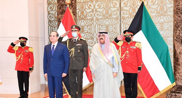 سمو ولي العهد والرئيس المصري خلال عزف السلام الوطني للبلدين