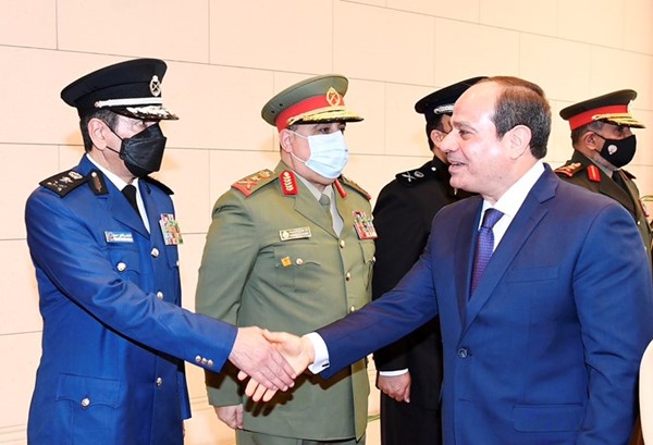 الفريق الركن م. هاشم الرفاعي والفريق خالد المكراد يرحبان بالرئيس المصري