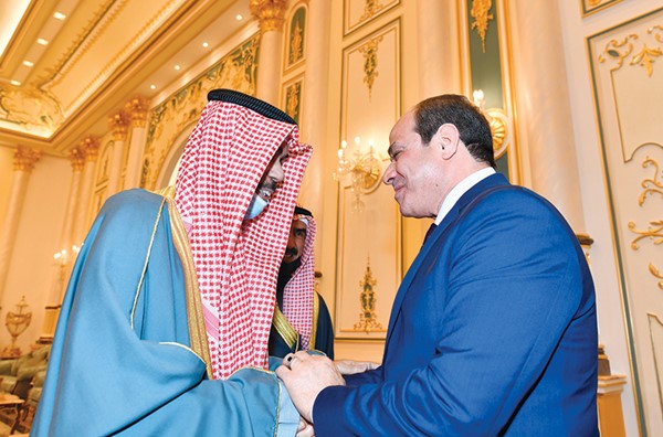 صاحب السمو الأمير الشيخ نواف الأحمد مستقبلا الرئيس المصري عبدالفتاح السيسي