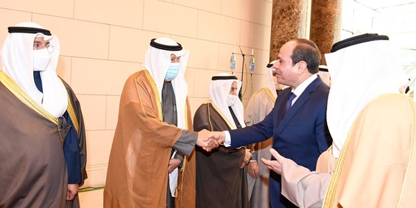 الرئيس المصري مصافحا السفير أحمد فهد الفهد