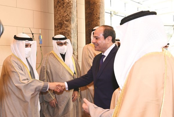 الشيخ د.أحمد ناصر المحمد ود.محمد الفارس يرحبان بالرئيس المصري