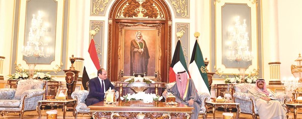 صاحب السمو الأمير الشيخ نواف الأحمد خلال استقباله الرئيس المصري عبدالفتاح السيسي بحضور سمو ولي العهد الشيخ مشعل الأحمد