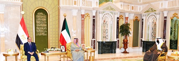 سمو ولي العهد الشيخ مشعل الأحمد خلال المباحثات مع الرئيس المصري بحضور سمو الشيخ صباح الخالد