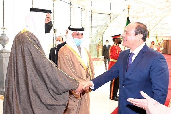 سمو الشيخ صباح الخالد مصافحا ضيف الكويت