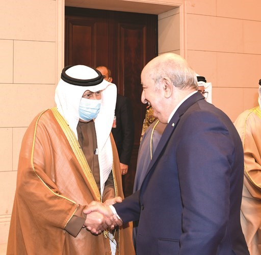 السفير أحمد فهد الفهد مصافحا الرئيس الجزائري