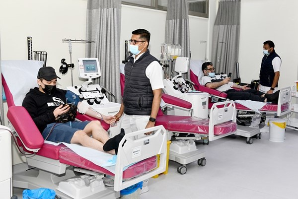 مقيمون يتبرعون بالدم منذ بداية انطلاق حملة التبرع