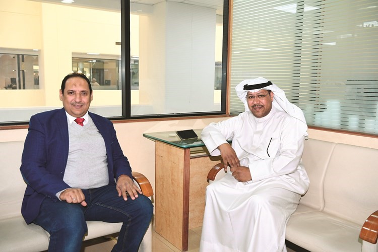 اللواء ركن متقاعد عبدالله البطي مع الزميل أسامة أبو السعود خلال اللقاء	(قاسم باشا)