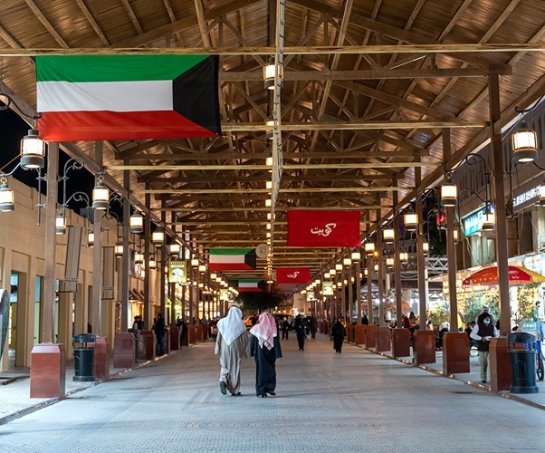 أعلام الكويت في سوق المباركية