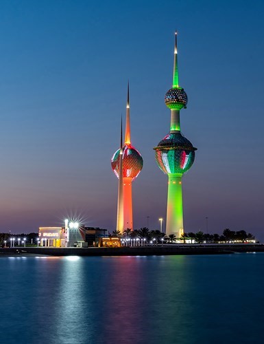 ألوان العلم تزين الأبراج لحظة الغروب