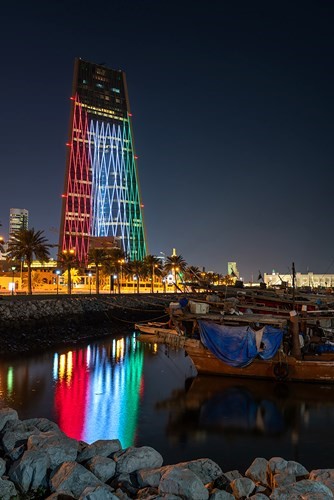 مبنى بنك الكويت المركزي وانعكاس العلم على الماء