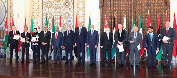 رئيس الوزراء اللبناني نجيب ميقاتي خلال رعايته حفل تكريم الفائزين بالجائزة العربية لأفضل أطروحة دكتوراه في العلوم القانونية والقضائية في الوطن العربي بحضور الأمين العام لجامعة الدول العربية أحمد أبو الغيط (محمود الطويل)