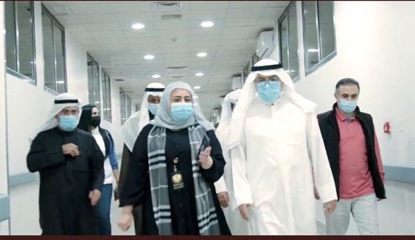 د. خالد السعيد يستمع إلى آلية سير العمل