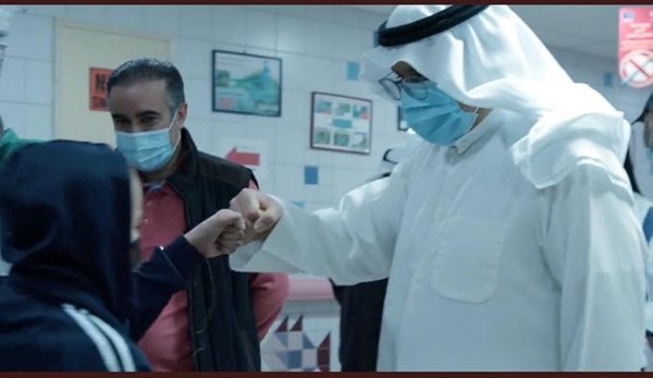 د. خالد السعيد مطمئنا على أحد المرضى