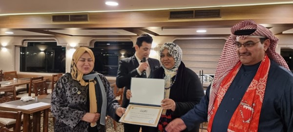  د.محمد الحوسني يكرم الزميلة هناء السيد