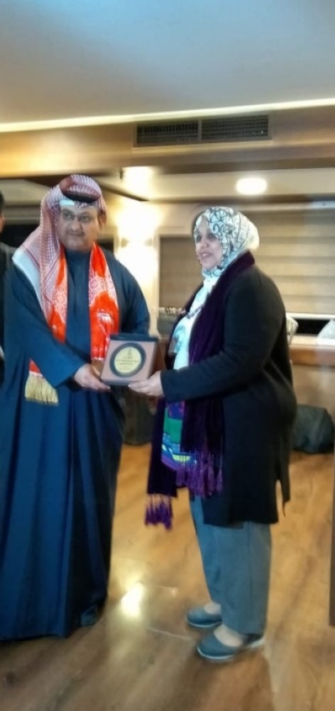 الزميلة هناء السيد تتسلم الدرع