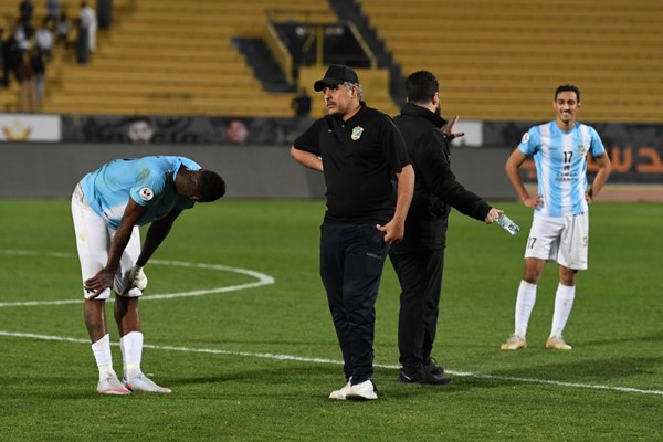 حسرة وخيبة أمل لاعبي السالمية بعد خسارتهم من العربي في الدور قبل النهائي لكأس ولي العهد (هاني الشمري)
