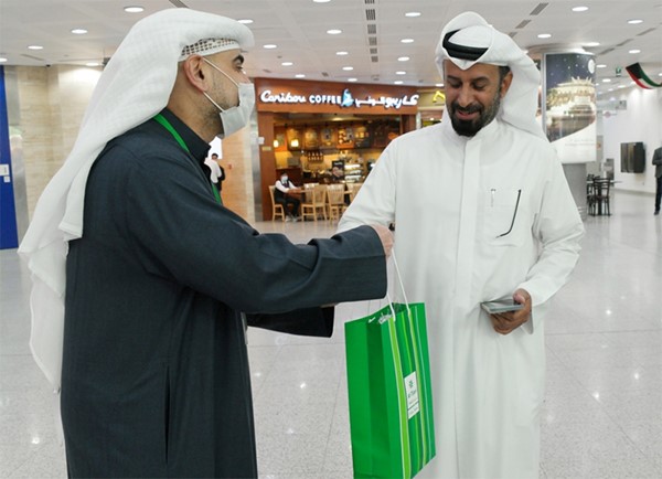 جانب من توزيع الهدايا على زائري الكويت بمناسبة الأعياد الوطنية