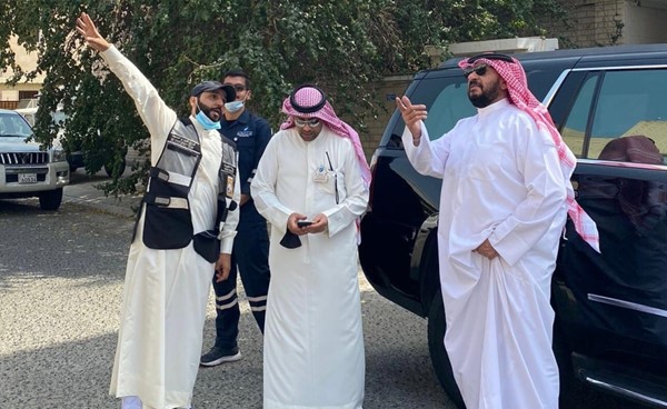 الشيخ طلال الخالد خلال الجولة في منطقة الدسمة