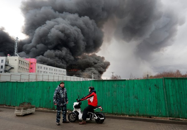 دخان أسود كثيف يتصاعد من مبانٍ رسمية في العاصمة كييف جراء قصف روسي (رويترز) 