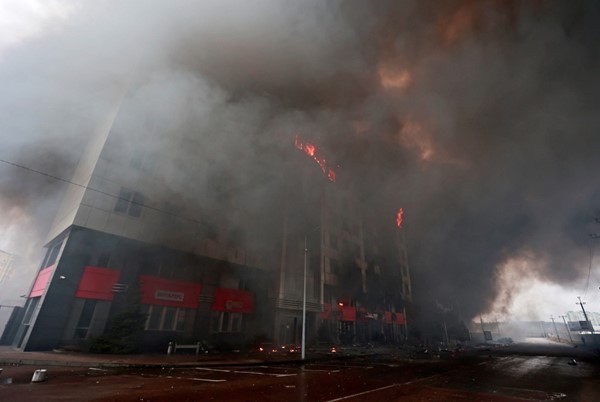  دخان أسود كثيف يتصاعد من مبانٍ رسمية في العاصمة كييف جراء قصف روسي (رويترز) 