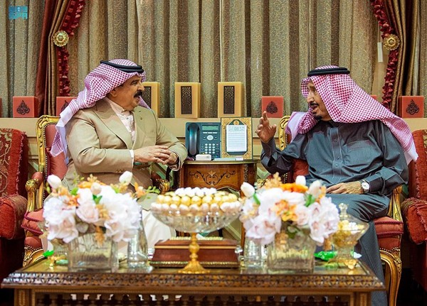 خادم الحرمين الشريفين الملك  سلمان بن عبدالعزيز و عاهل البحرين الملك حمد بن عيسى آل خليفة خلال مباحثاتهما الرسمية في الرياض         ( واس)