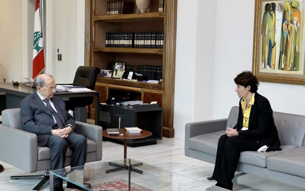  الرئيس اللبناني ميشال عون مستقبلا في قصر بعبدا سفيرة فرنسا آن غريو  (محمود الطويل)