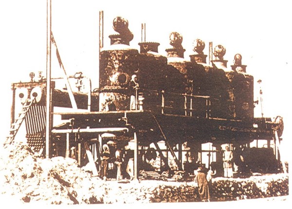 أول ماكينة لتقطير مياه الخليج تعمل على تحليته في الكويت عام 1919