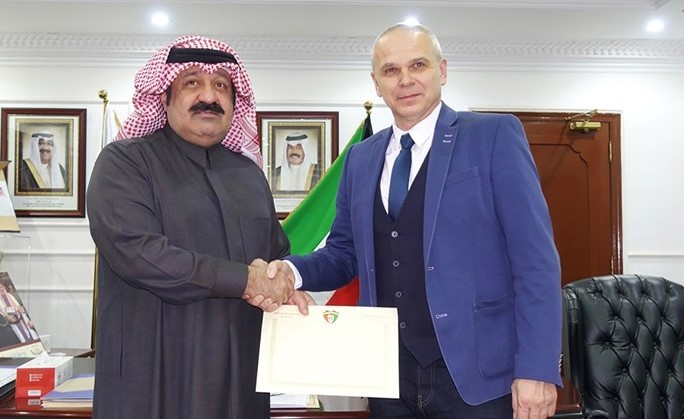 الشيخ أحمد اليوسف مع لافيتشكا عقب توقيع العقد