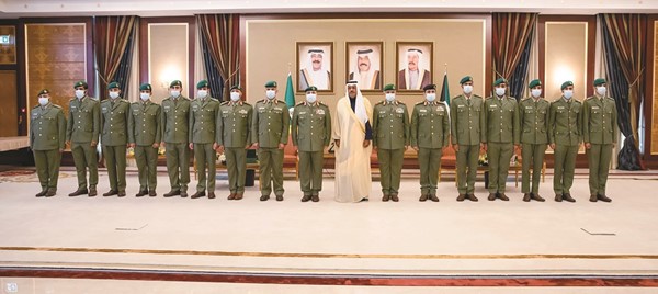 الفريق أول متقاعد الشيخ أحمد النواف والفريق الركن م.هاشم الرفاعي يتوسطان عددا من الضباط المترقين خلال الحفل
