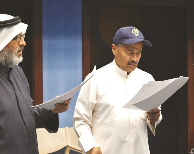 الفنانان عبدالرحمن العقل وعبدالناصر الزاير أثناء التسجيل