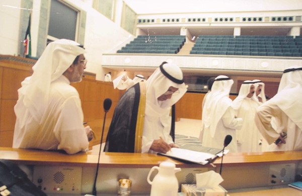 رحمه الله أثناء التوقيع على استمارة حملة الأنباء لجمع 100 ألف توقيع للإفراج عن الأسرى