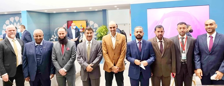 بدر ناصر الخرافي والرئيس التنفيذي لـ عمانتل طلال المعمري وعدد من أعضاء مجلس إدارة عمانتل ومجموعة زين في جناح الشركة