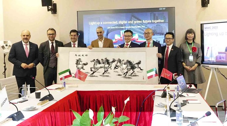 بدر الخرافي مع كبار المديرين التنفيذيين لشركة هواوي خلال مؤتمر MWC