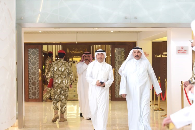 سعد الخنفور وعلي الموسى ومساعد العارضي أثناء خروجهم من المجلس