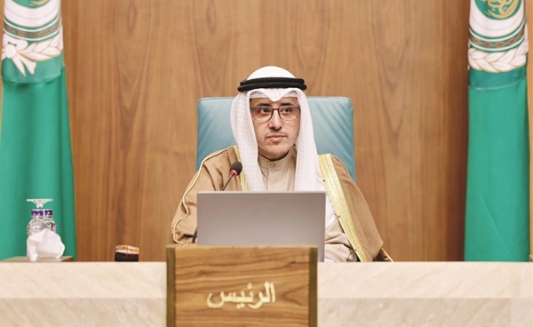 الشيخ د.أحمد ناصر المحمد مترئسا الجلسة 		(كونا)