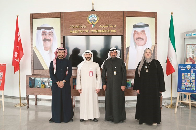هدى الدليمي وم.مانع العجمي وعبدالله الخطاف ونواف النبهان 
خلال معرض برج التحرير